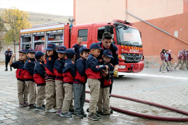 Kısmi görme engelli öğrencinin hayalini itfaiye ekipleri gerçekleştirdi